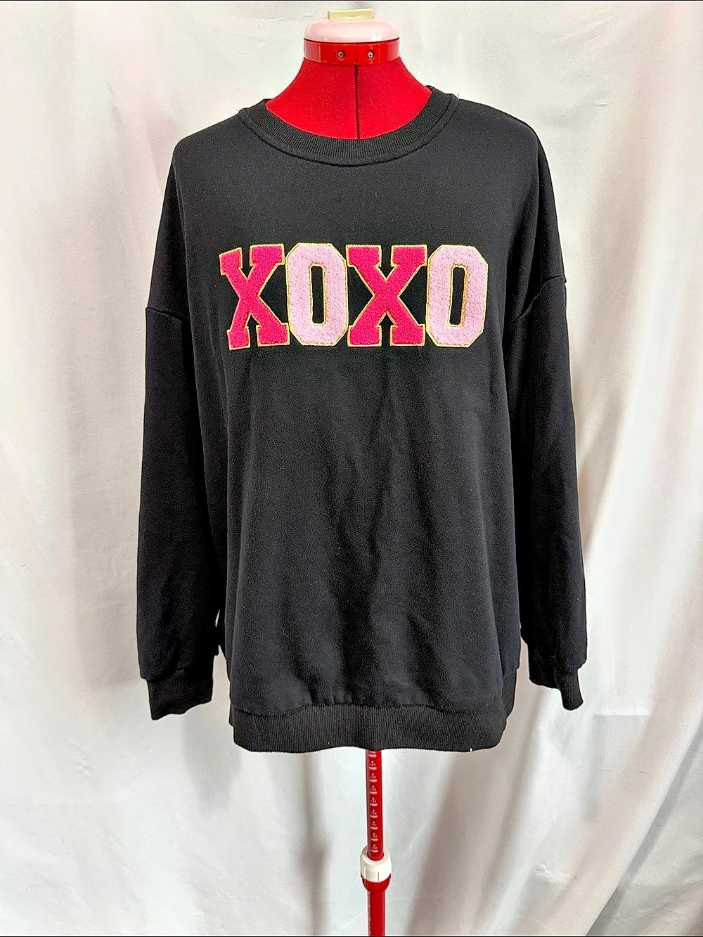 XOXO Graphic Sweatshirt in Black Size XL Like New
